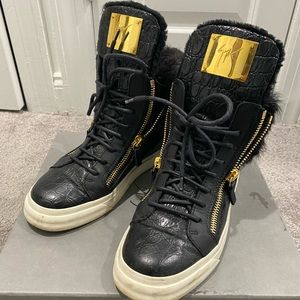 Like New Square toe leather boots with fur inside